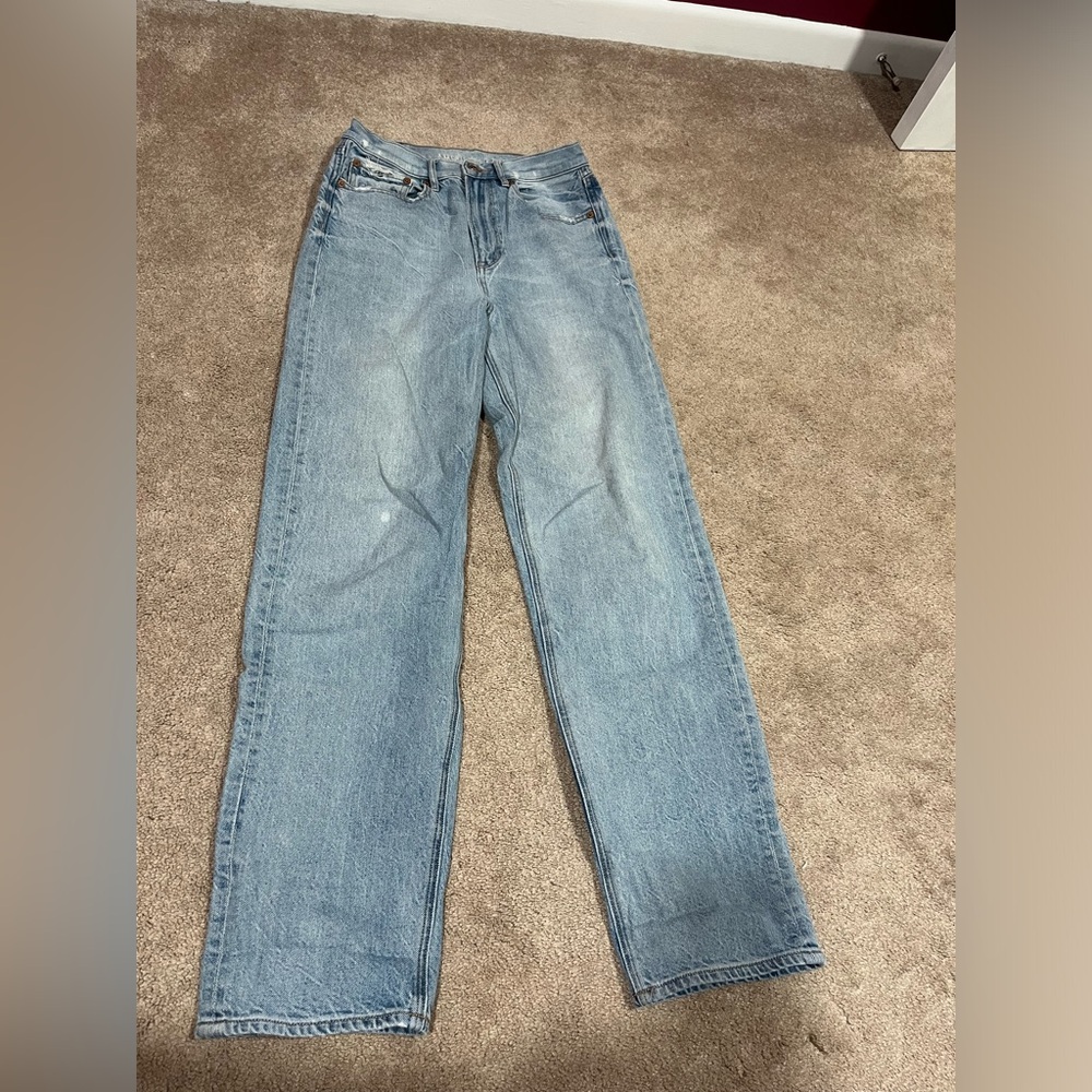 American Eagle straight leg/mom jeans light wash, semi-distressed